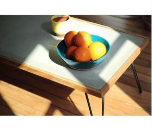 orange sur une table en marbre